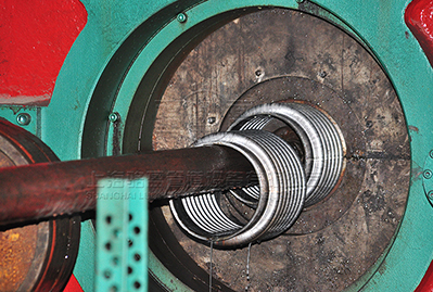 平衡補(bǔ)償器波紋管生產(chǎn)現(xiàn)場